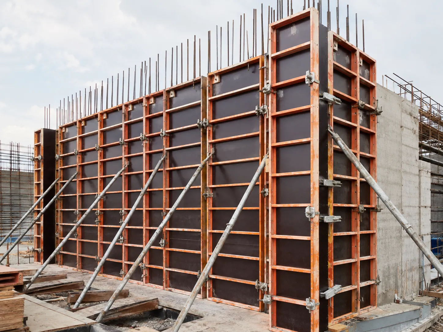 Film faced plywood used for concrete wall formwork